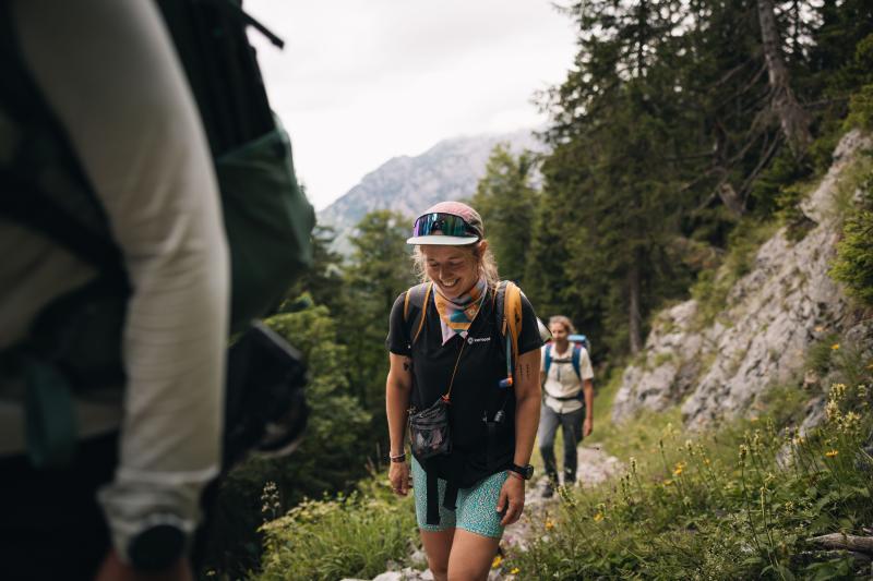 Personen gehen nacheinander einen steilen Wanderweg hinauf