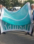 Vier Personen halten ein Banner mit der Aufschrift 'Ramsar' zwischen sich